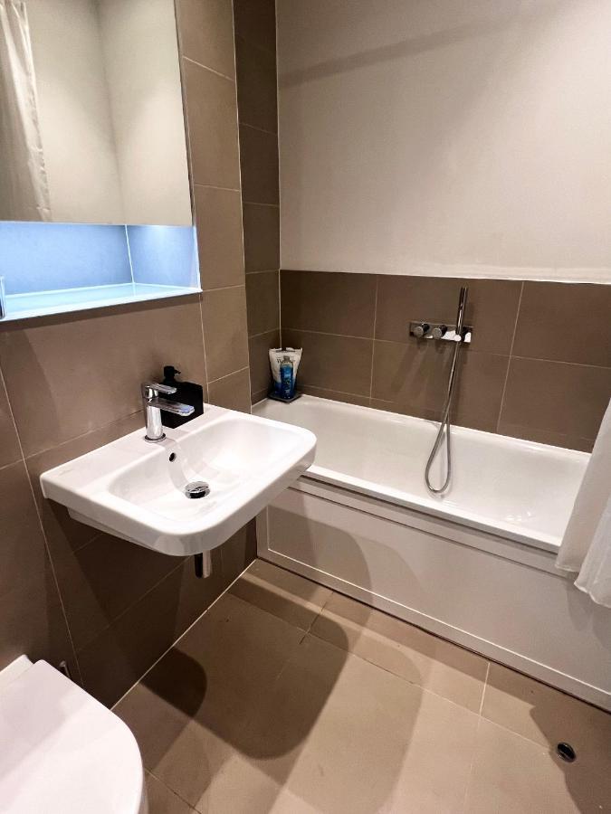 Lakeside Lux Bedroom With Parking, M4 Jct 11, Next To Train Station 독서 외부 사진